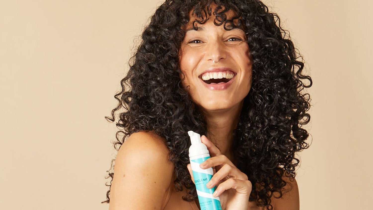 Alcohol free Bouclème dry shampoo refreshes the scalp and redefines curls. Ideal for oily scalps. 