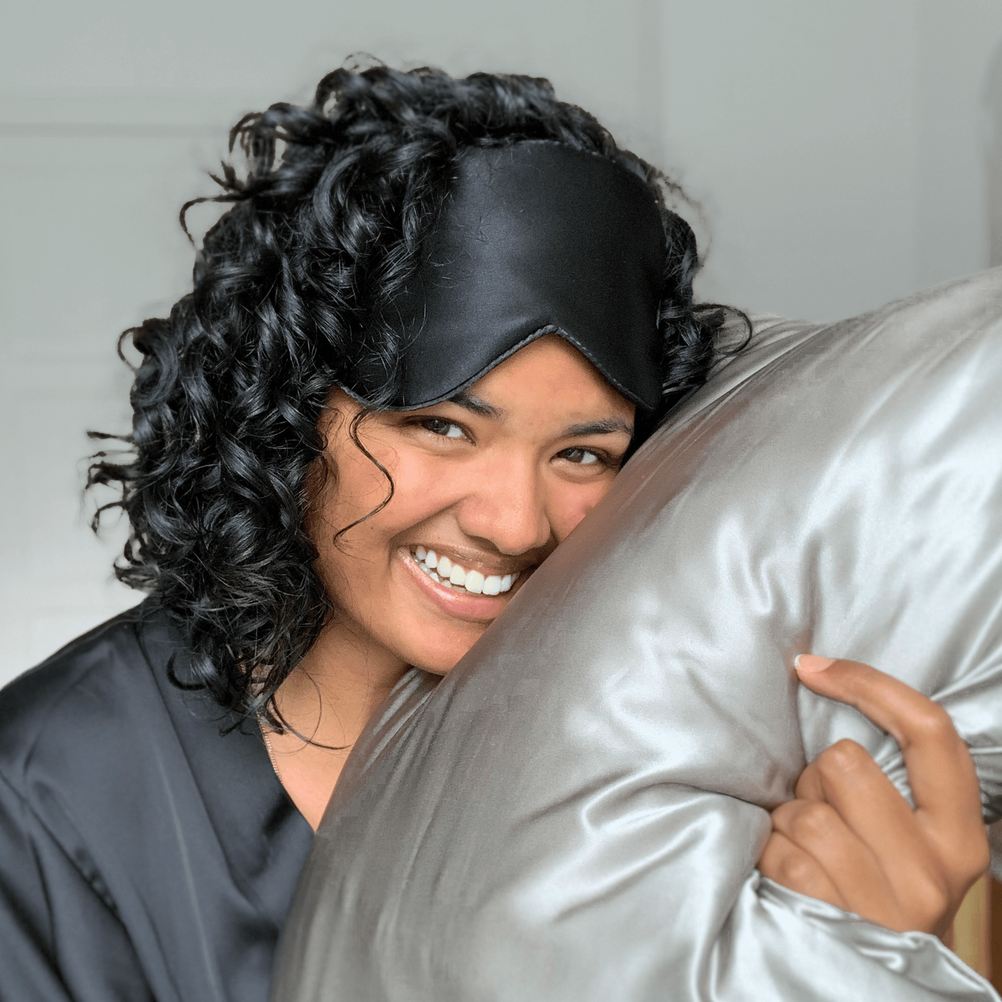 Take your beauty sleep to another level. Our Silk Sleep Mask is the perfect accessory for just that. Made from 19 momme, this soft sleep mask fits over your curls without causing friction to your hair or your skin. 